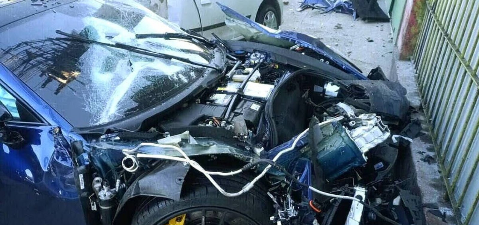 Motorista morre após Sandero que conduzia ter sido atingido por um Porsche; dono do carro de luxo fugiu do local 