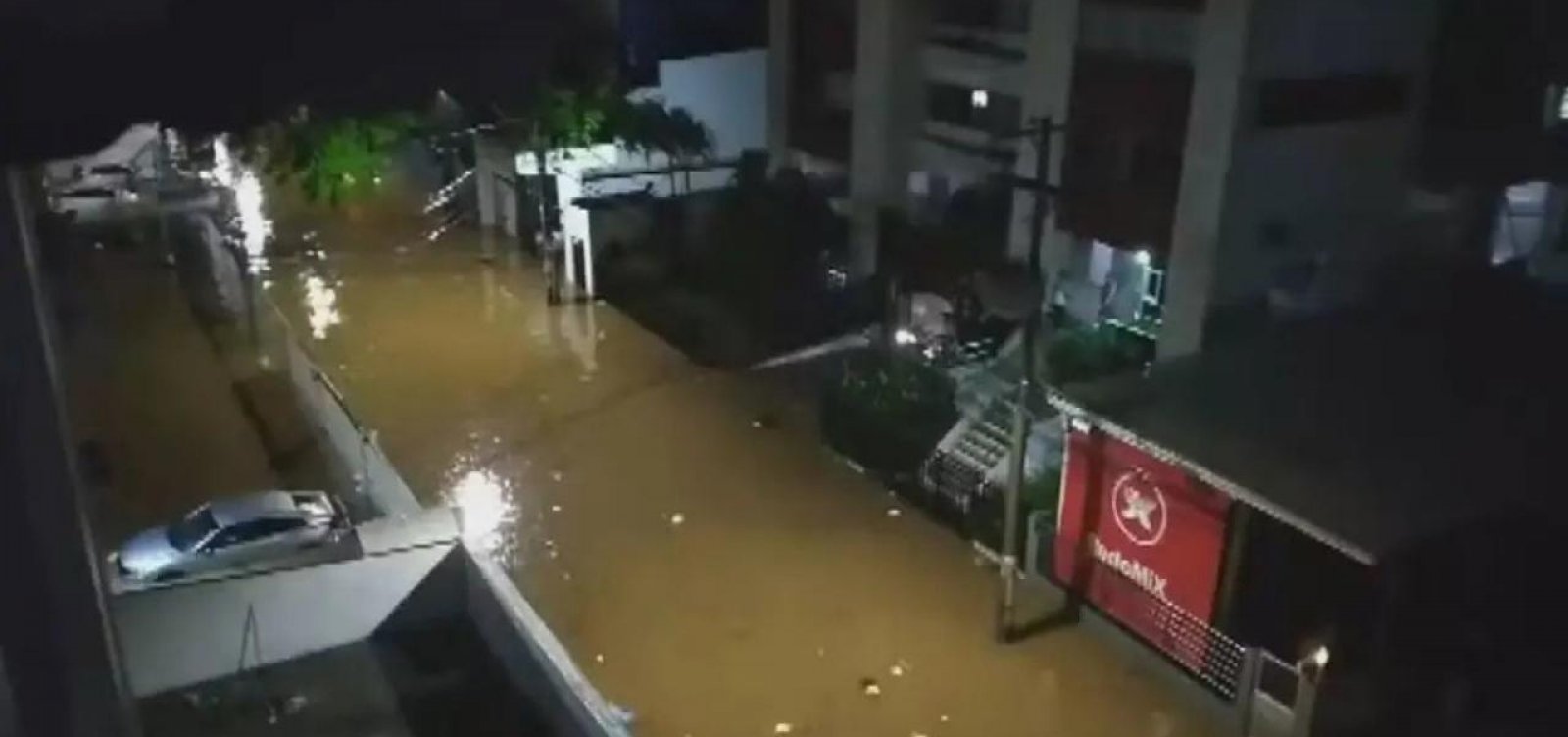 Tempestade provoca alagamentos em Salvador; chuva deve continuar ao longo desta terça-feira