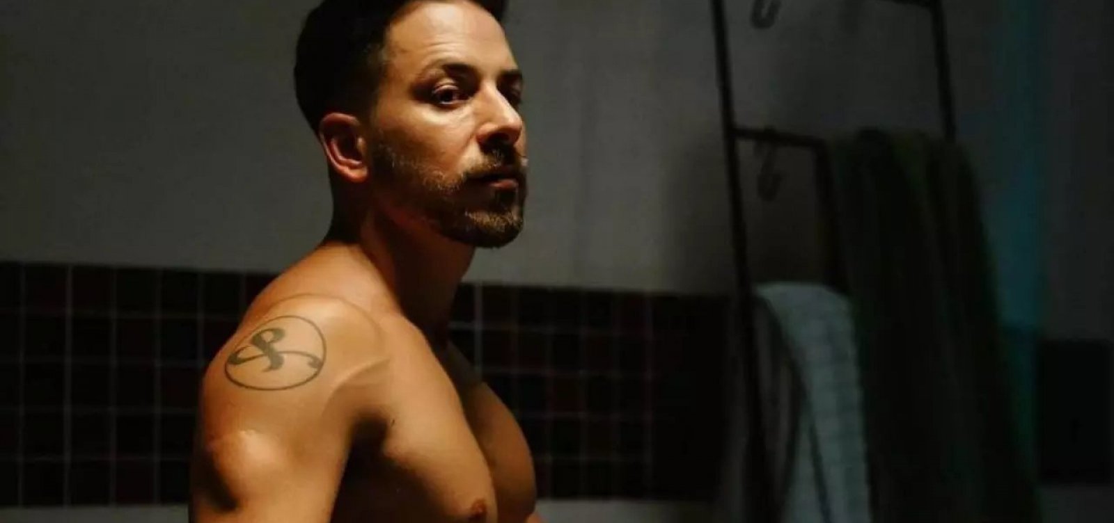 Junior aparece nu e debocha de estratégias de divulgação para anunciar seu novo single