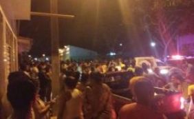 Potiraguá: população se revolta e apedreja carro de prefeito
