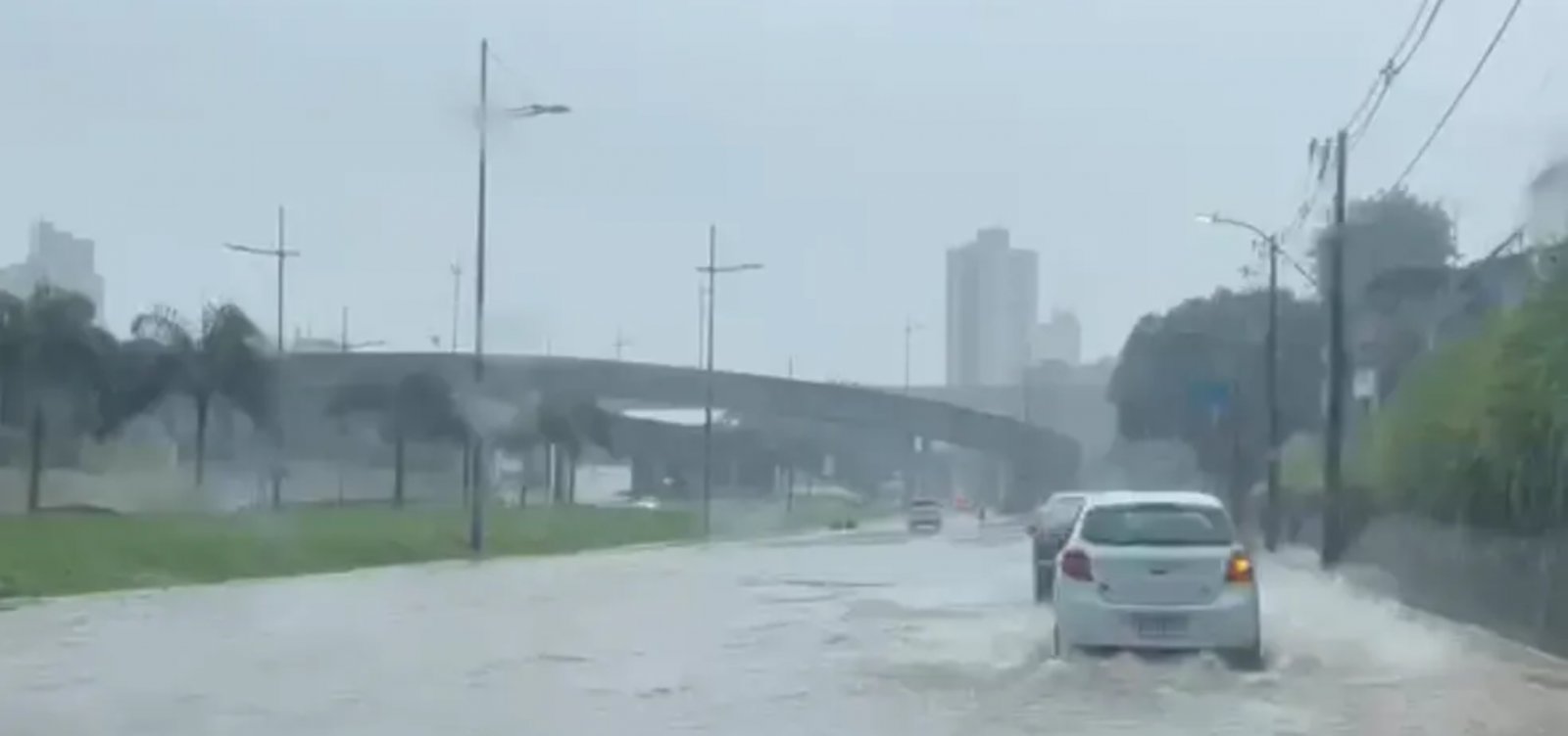 Chuva causa transtornos a cidades baianas e risco de deslizamento em Salvador