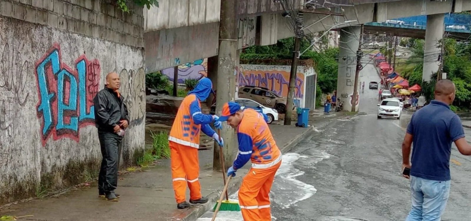 Limpurb realiza limpeza após torcedores do Vitória despejarem sardinhas próximo a Arena Fonte Nova