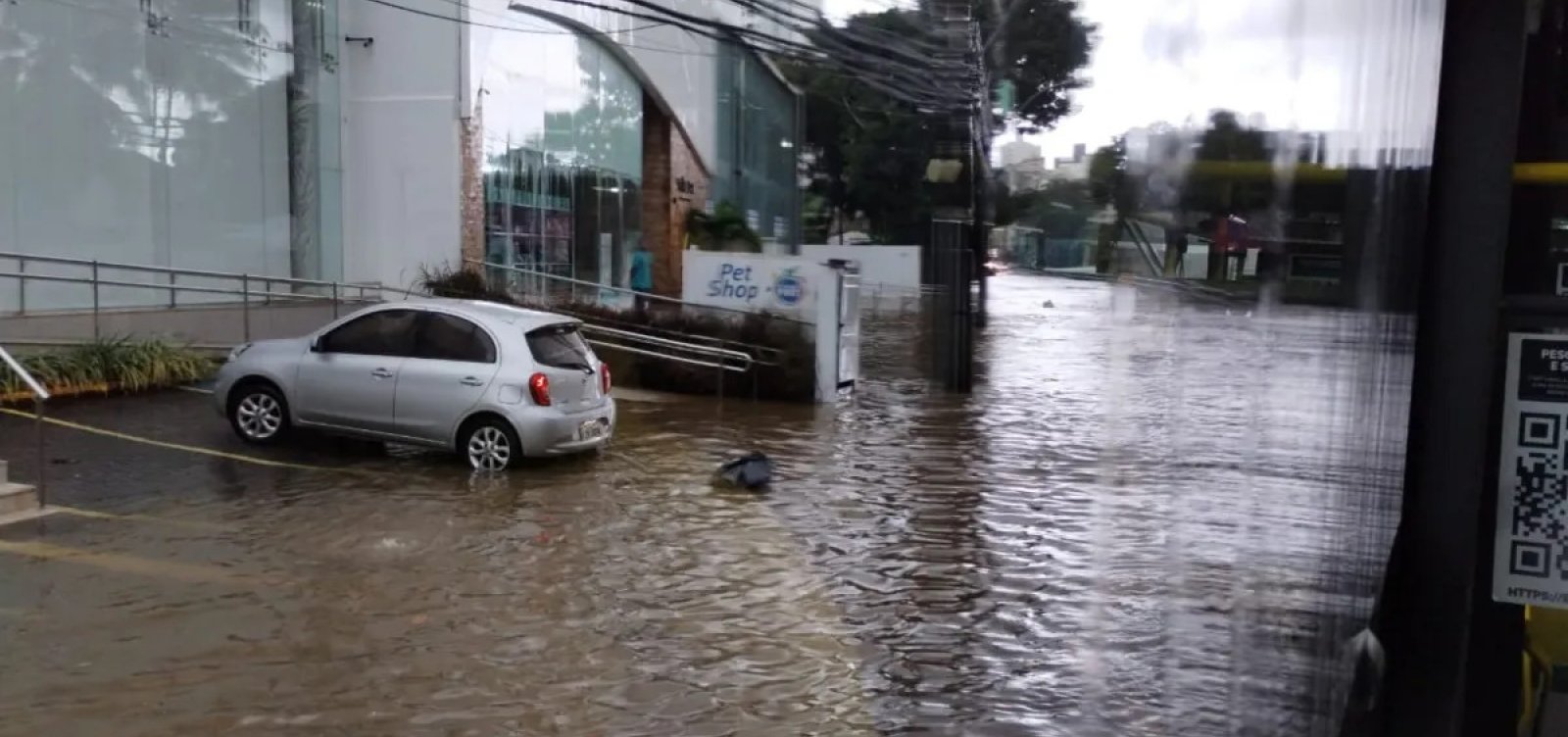 Em oito dias, Salvador chove mais que o previsto para todo o mês de abril; Codesal emite alerta máximo