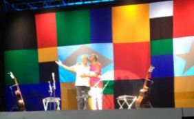 "Não vai ter golpe", diz Caetano Veloso durante show no Farol da Barra