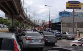 Mulher morre atropelada na Av. Bonocô; trânsito segue lento no local