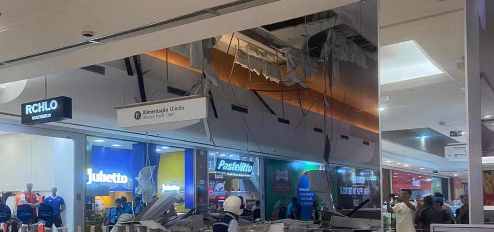Parte do teto de Shopping desaba em Recife e deixa dois feridos