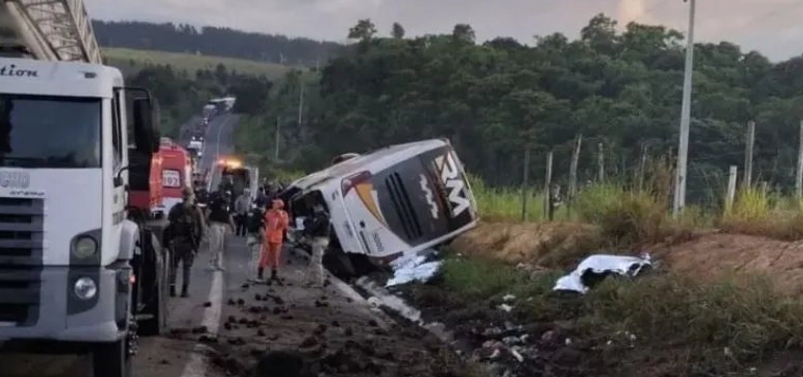 Oito pessoas morrem e 23 ficam feridas após ônibus de turismo tombar em rodovia na Bahia
