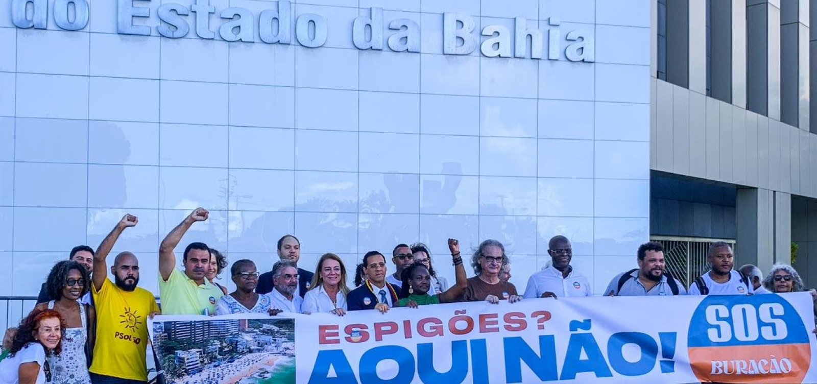 Grupo realiza ato em frente ao TJBA para cobrar posicionamento sobre espigões no Rio Vermelho 
