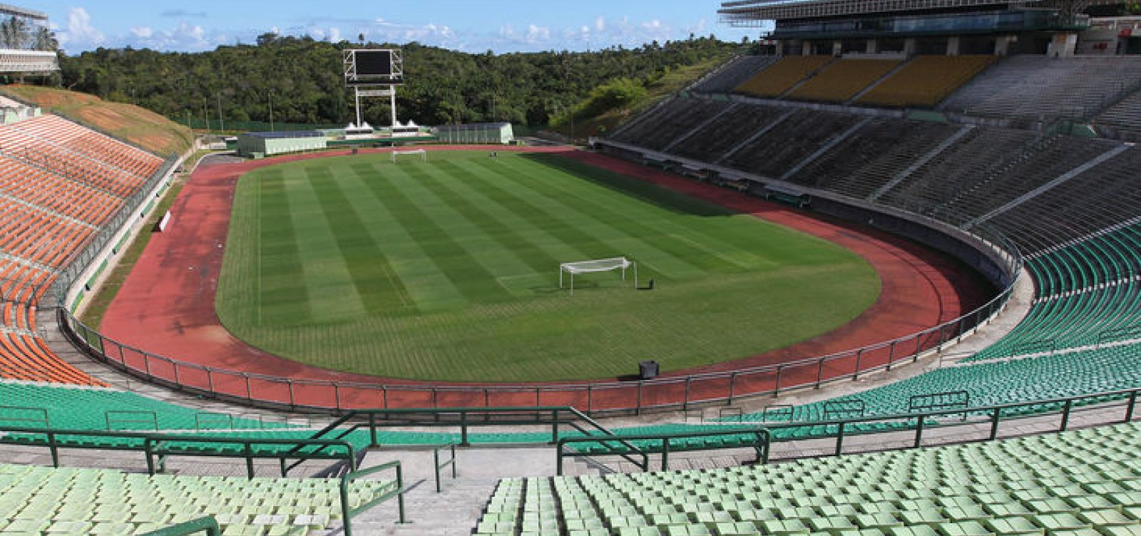 Sudesb firma acordo para regularizar estrutura do Estádio de Pituaçu; alambrado deve ser substituído por vidro
