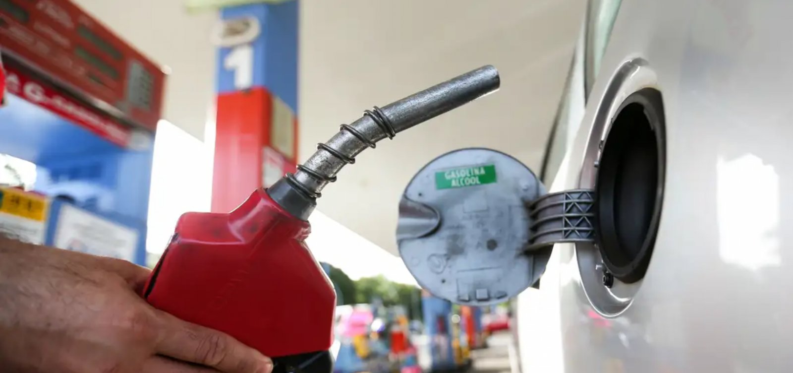 Abicom afirma que defasagem no preço da gasolina no Brasil subiu 19% devido a conflito no Oriente Médio