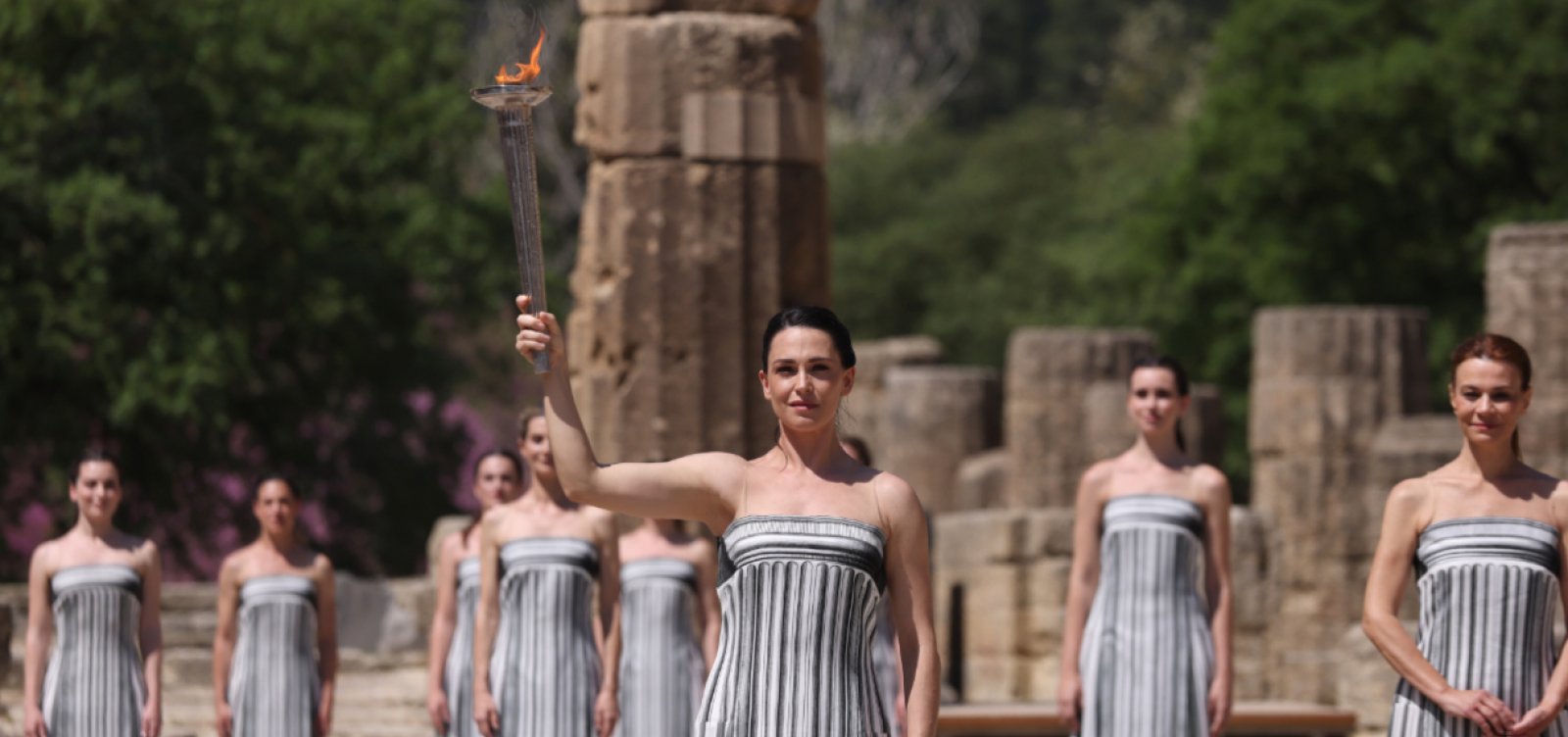 Tocha Olímpica para jogos de Paris é acesa em cerimônia tradicional na Grécia