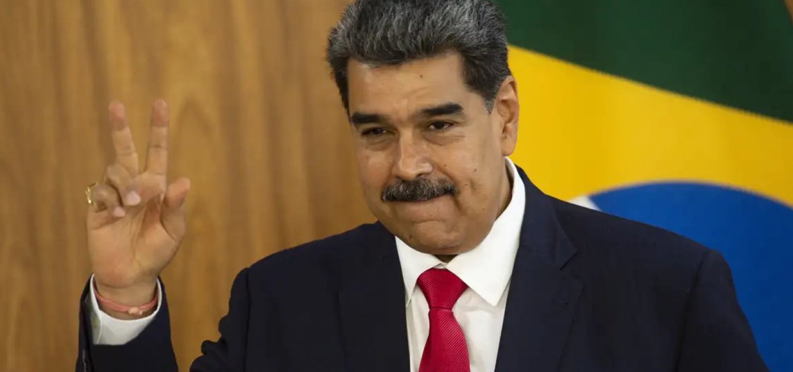 Maduro anuncia fechamento de embaixada e dois consulados no Equador