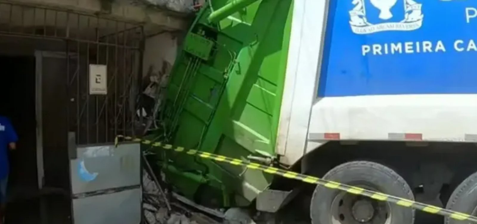 Caminhão de lixo atinge casas em São Caetano e moradores precisam ser resgatados pelo Corpo de Bombeiros 