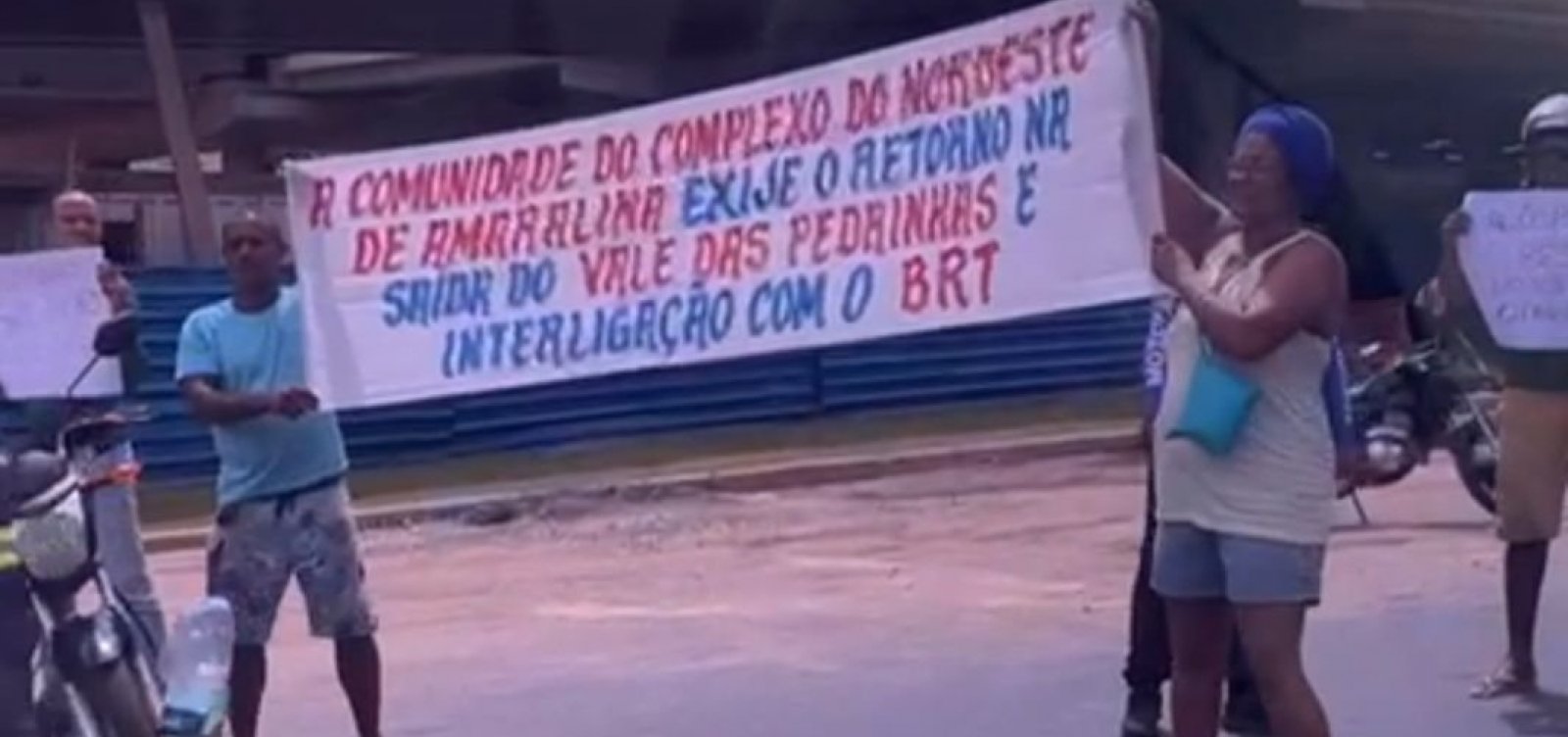 Moradores do Nordeste de Amaralina realizam manifestação pedindo interligação do bairro com o BRT