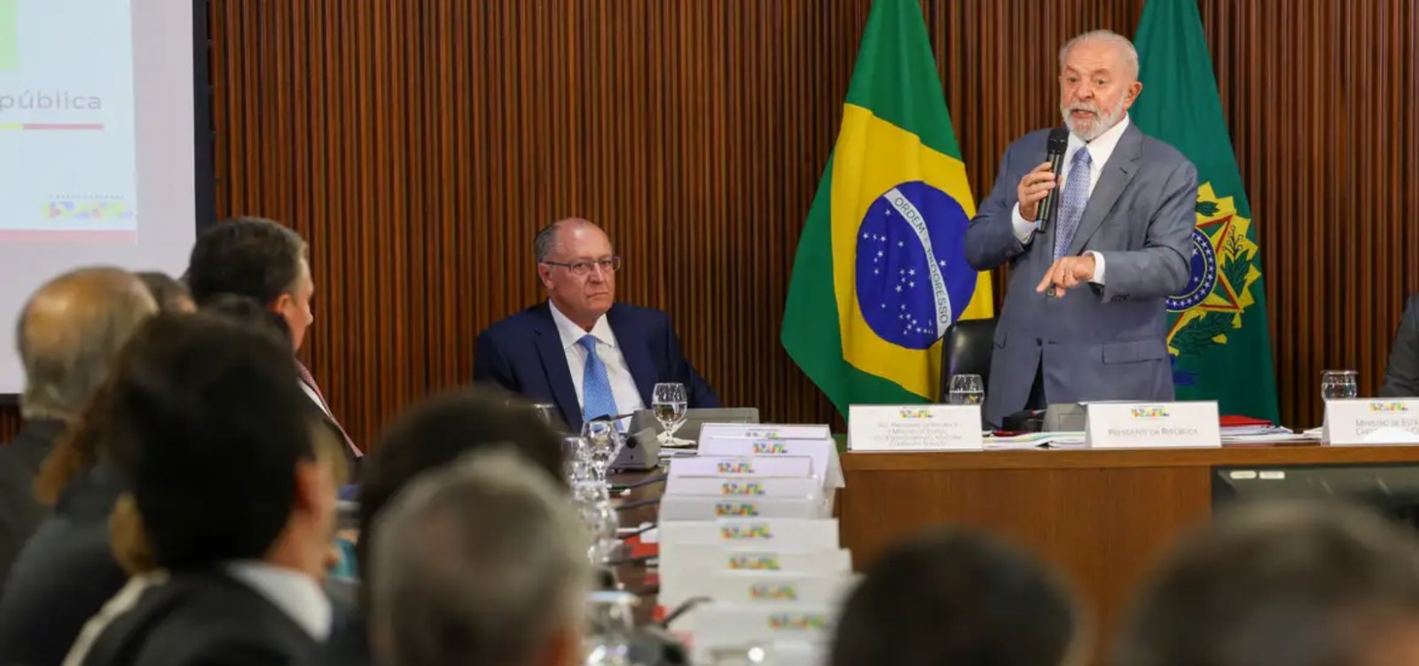 Lula convoca reunião de emergência com ministros e líderes do governo no congresso