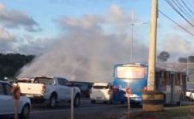 Adutora se rompe em obra do metrô na Avenida Paralela; veja vídeo