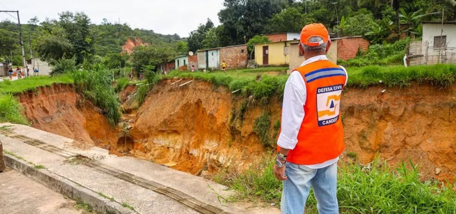 Erosão de solo em Candeias gera interdição de 38 casas