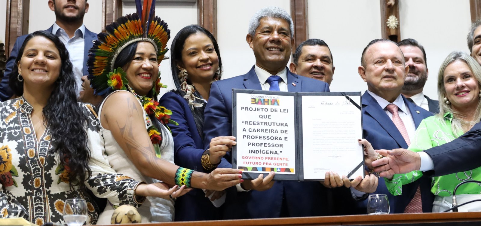 Jerônimo Rodrigues sanciona lei que equipara salários de professores indígenas na Bahia