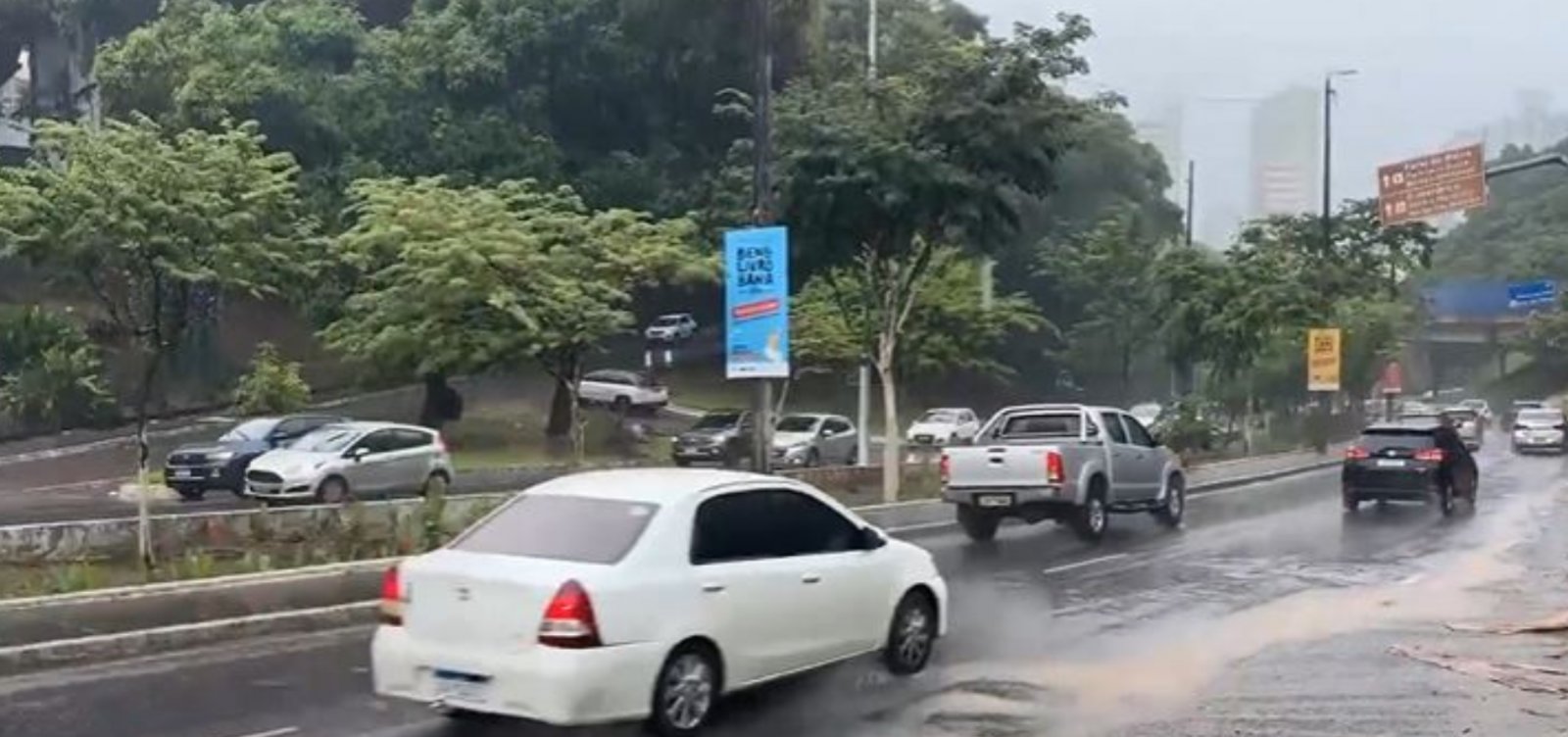 Fortes chuvas provocam alagamentos e queda de árvore em Salvador; temporais devem seguir até o fim do mês de abril 