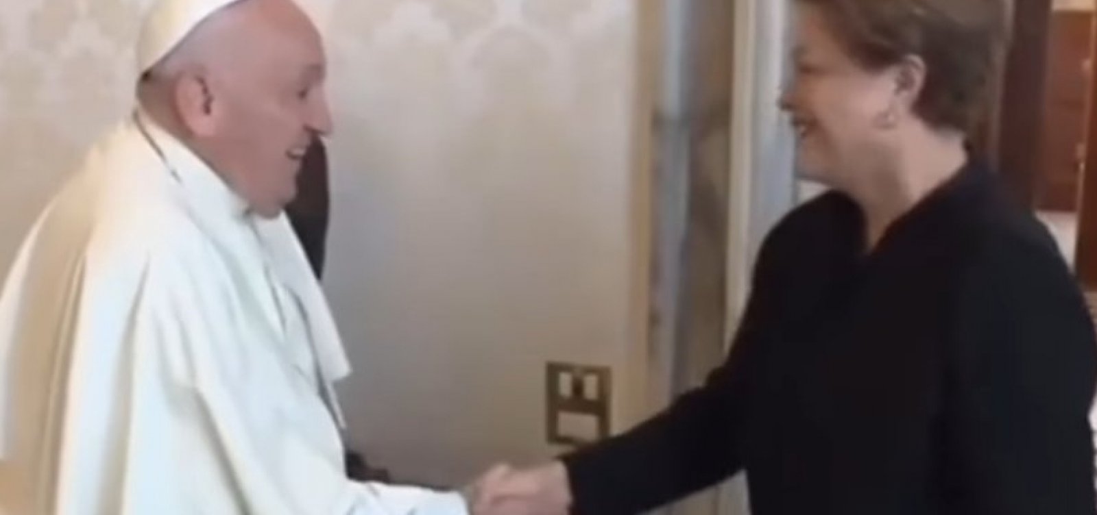 Papa Francisco recebe Dilma Rousseff no Vaticano: “reze por mim, que rezo pela senhora”