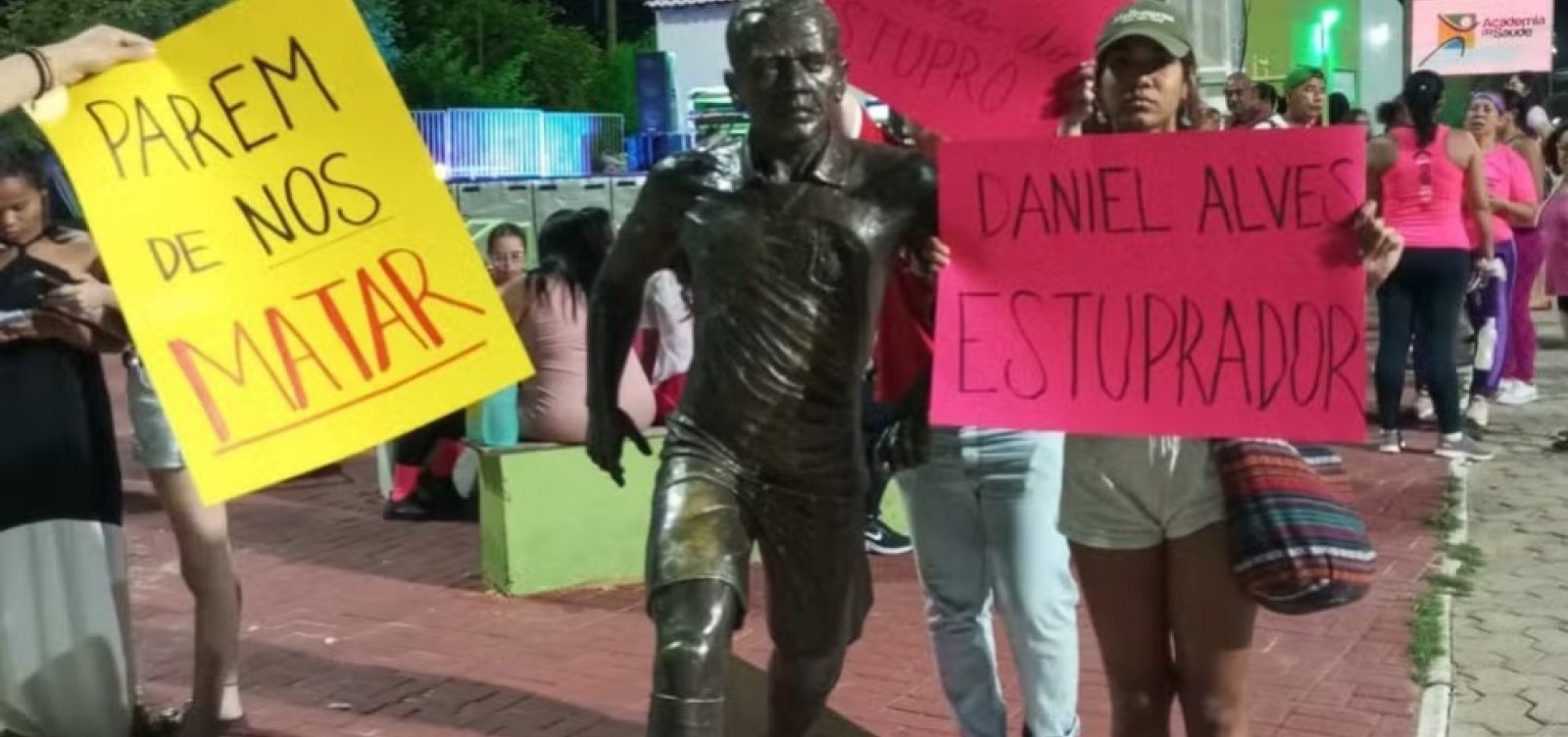 Prefeitura de Juazeiro remove estátua do ex-jogador Daniel Alves, condenado por estupro na Espanha