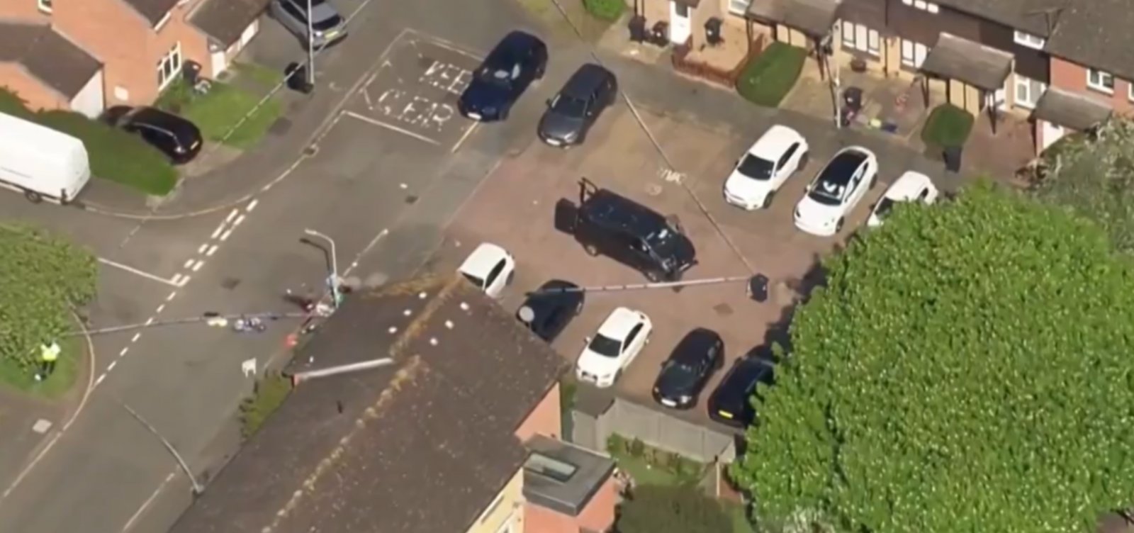 Homem ataca pessoas com espada em Londres, menino de 14 anos morre e outras quatro pessoas ficam feridas