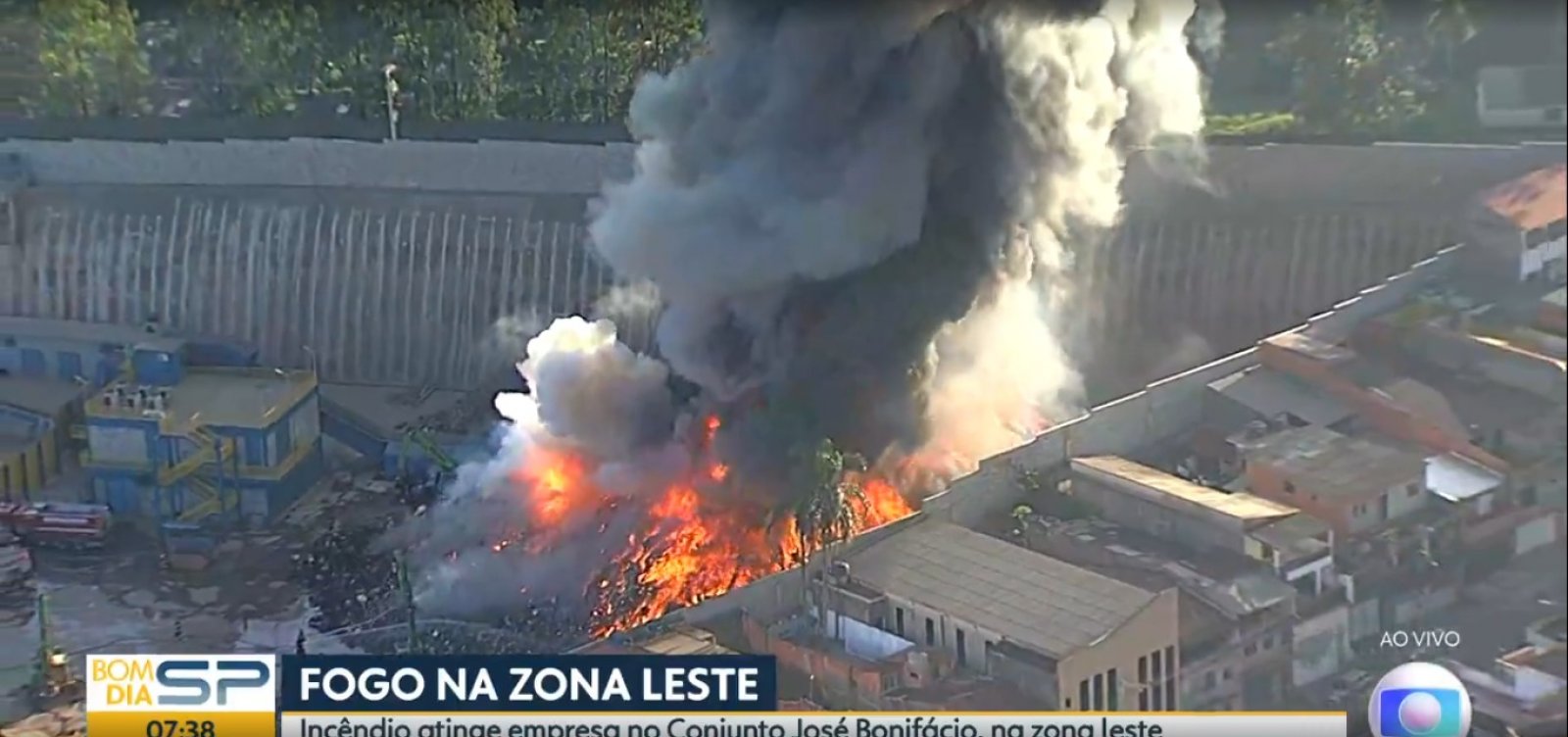 Incêndio de grandes proporções atinge galpão em São Paulo