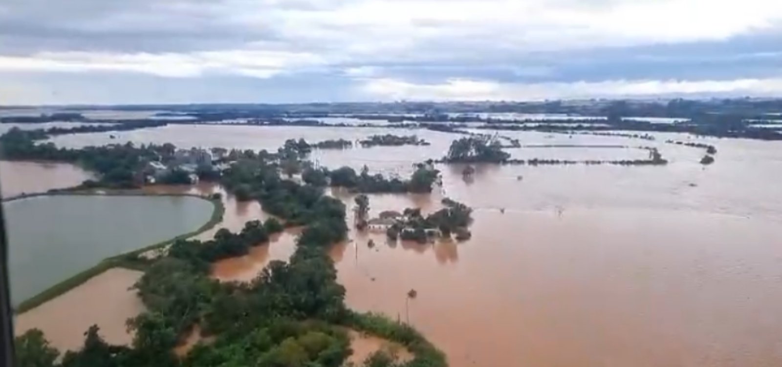 Governo do RS alerta moradores para que busquem abrigos seguros por risco de enchentes 