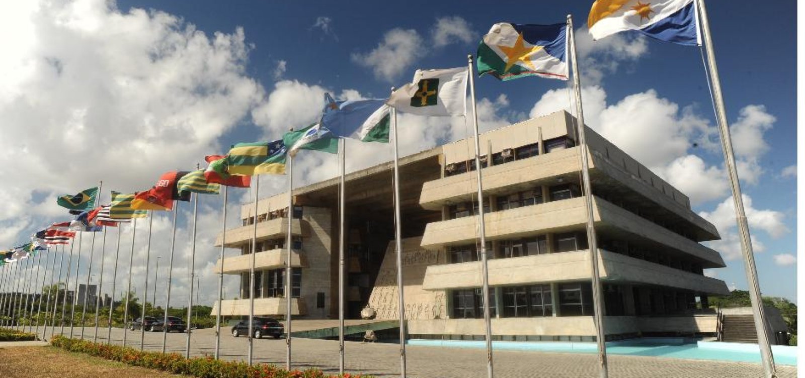 Governo da Bahia encaminha projetos de reajuste salarial de 4% e aumento de 66% no auxílio refeição do funcionalismo