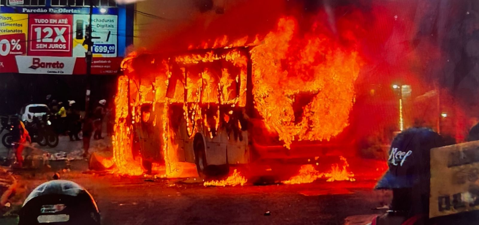 Incêndio em dois ônibus é registrado na região do Iguatemi e causa congestionamento