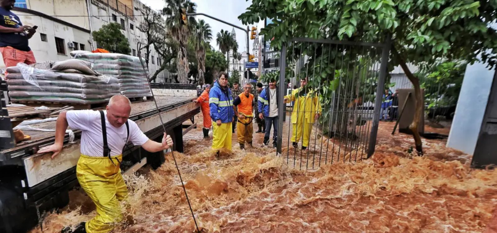 Mortes em enchentes no RS chegam a 55; meio milhão de pessoas são afetadas