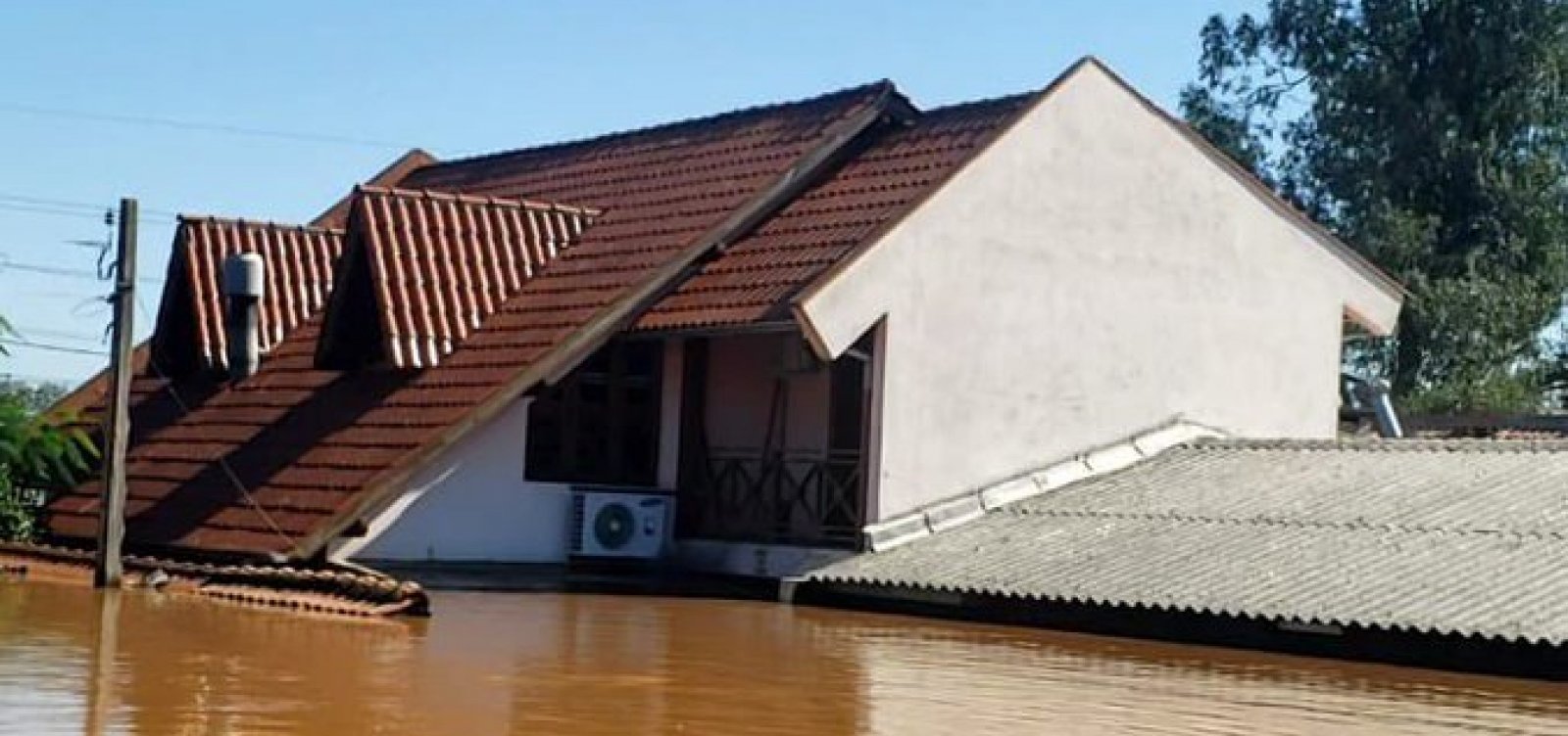 Prefeito gaúcho expõe situação da própria casa após enchentes no RS: "perdi minha história"