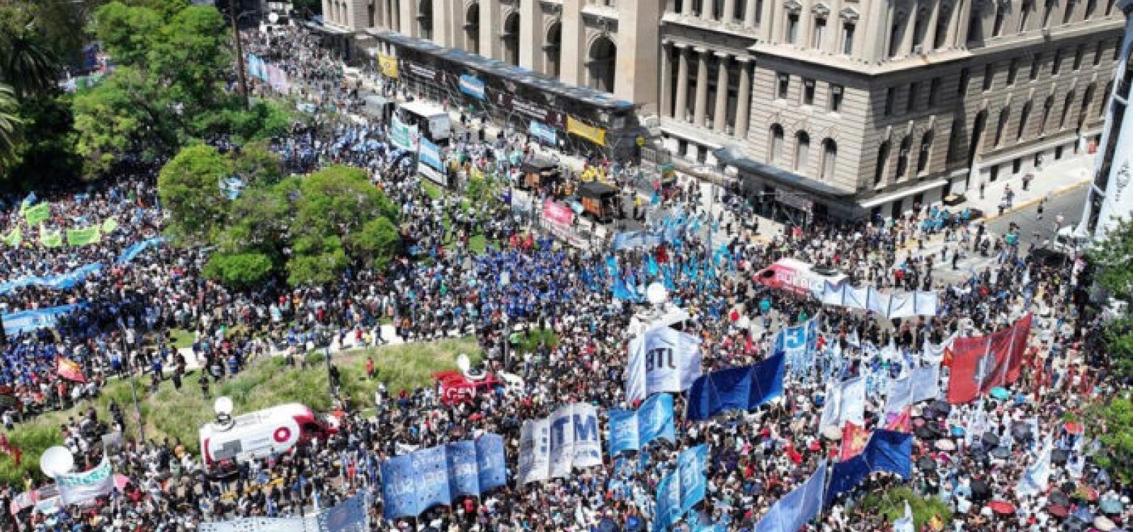 Greve geral na Argentina reúne mais de 100 mil pessoas em Buenos Aires contra o governo Milei 