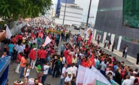 Passagem de Dilma por Salvador é marcada por ato a favor da democracia