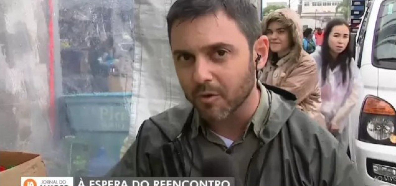 Reportagem ao vivo de afiliada da Globo no RS é interrompida aos gritos de "Globo lixo"