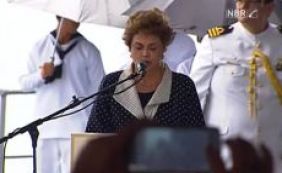 Dilma evita falar de crise e saúda ato a favor da democracia em Salvador