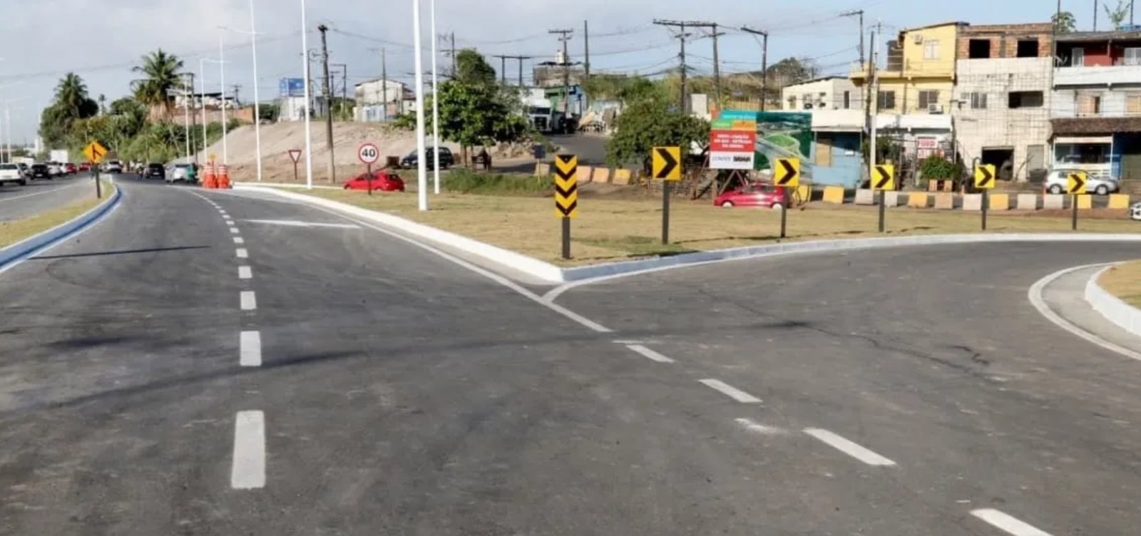 Obras da Embasa deixam trânsito congestionado BR-324, na altura do bairro de Águas Claras, sentido Feira de Santana