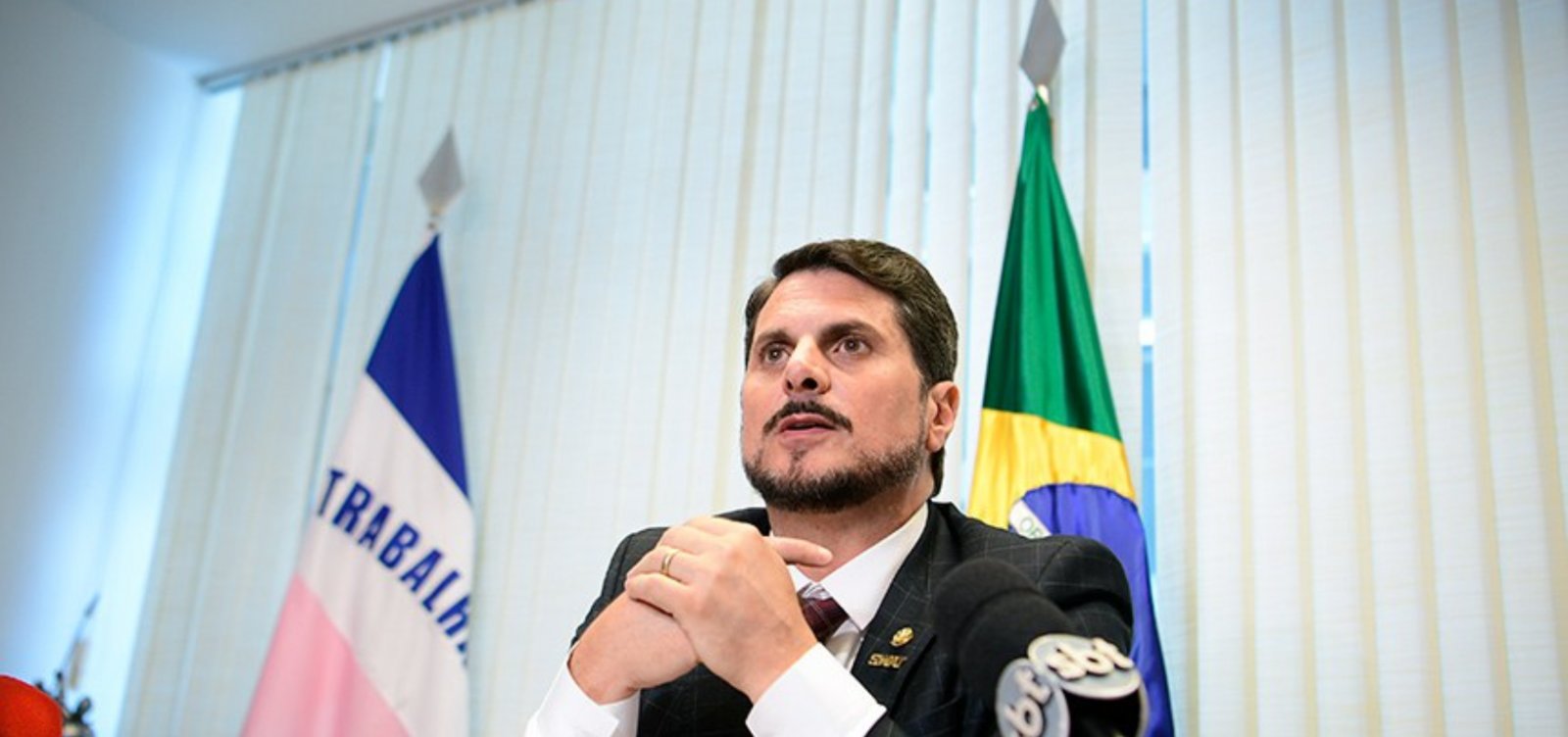 Moraes devolve redes sociais do senador Marcos do Val após quase um ano de suspensão