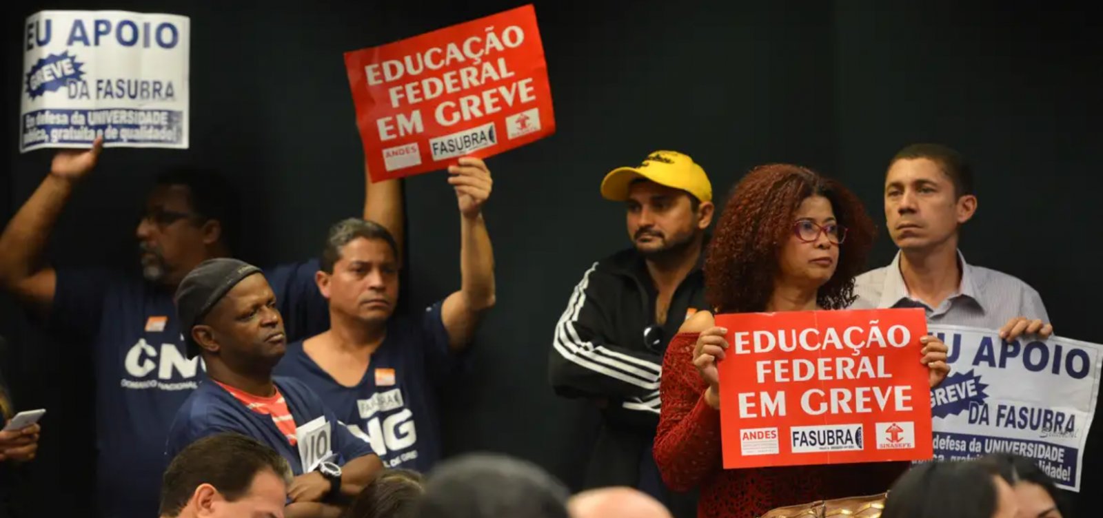 Sem proposta de aumento para 2024, governo oferece reajustes de 13% a 31% para professores até 2026