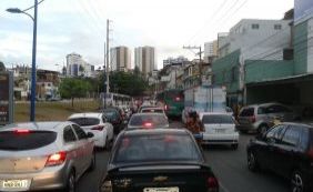 Incêndio em concessionária reflete no trânsito na Av. ACM