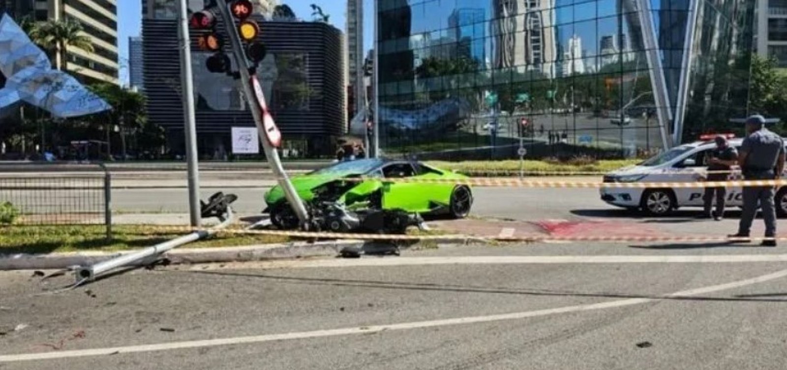 Motorista de Lamborghini atropela assaltante após ter relógio Rolex roubado em SP 