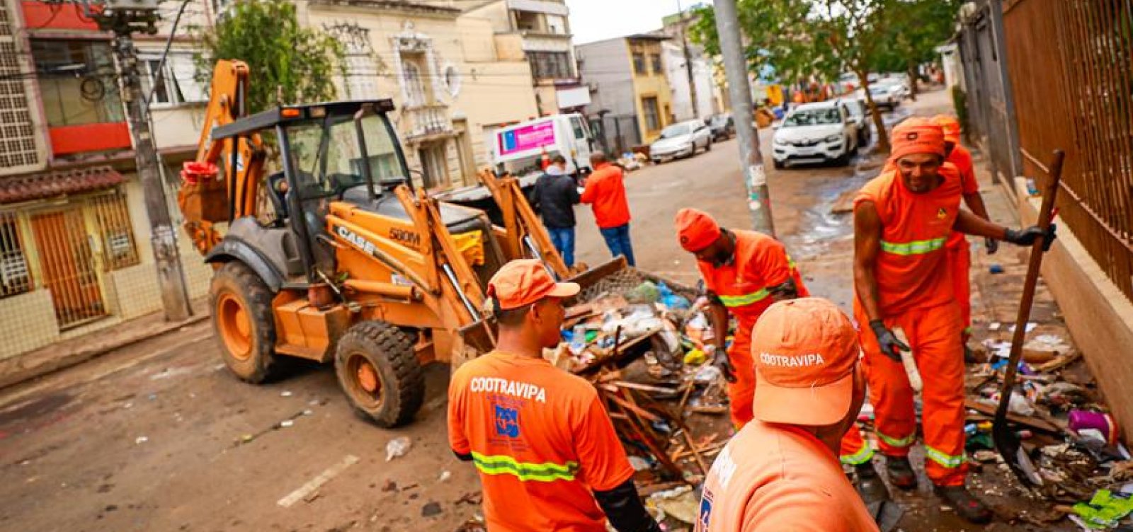 Após nível do lago Guaíba diminuir, centro de Porto Alegre é tomado por entulhos e lixo 