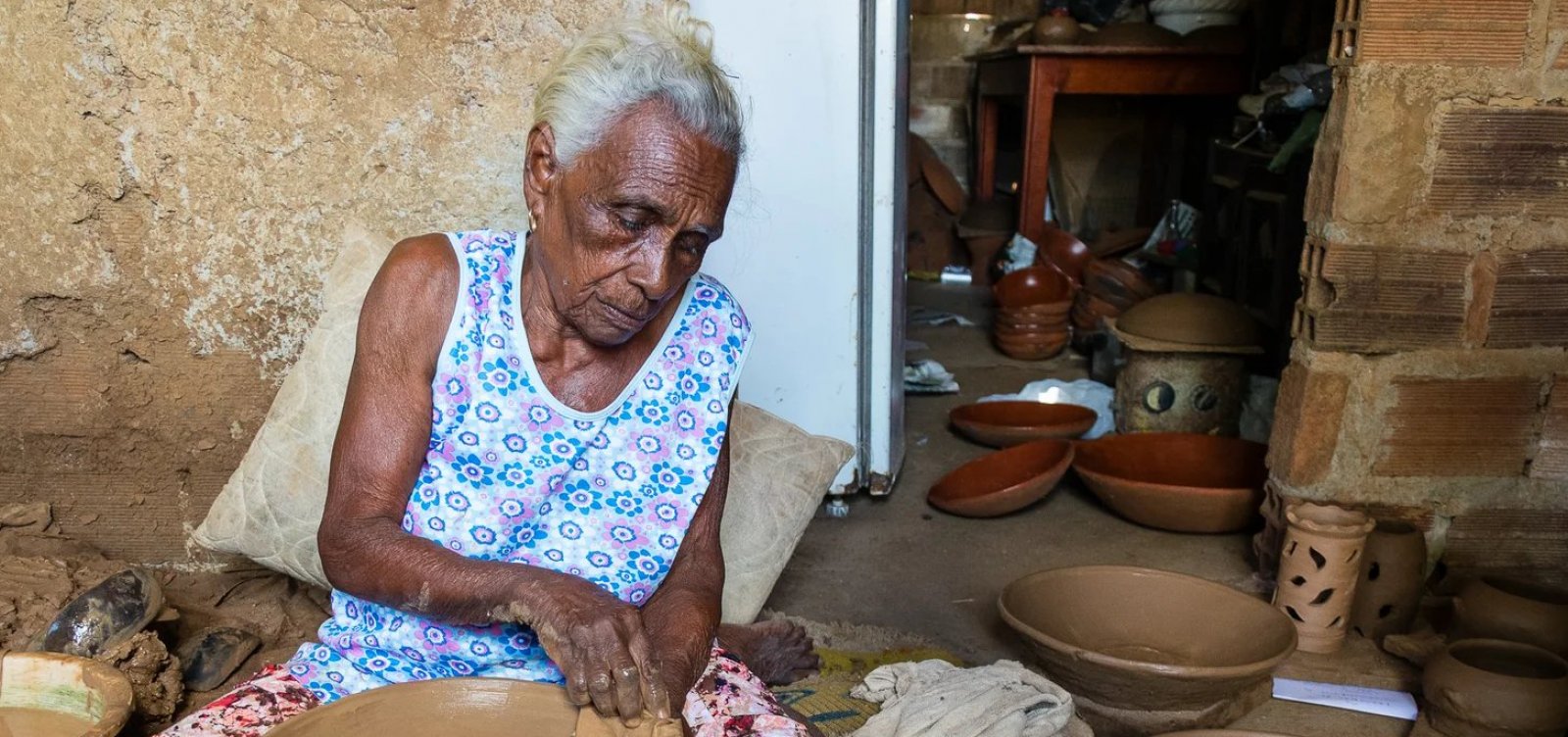 Morre a mestre ceramista e sambadeira Dona Cadu, aos 104 anos