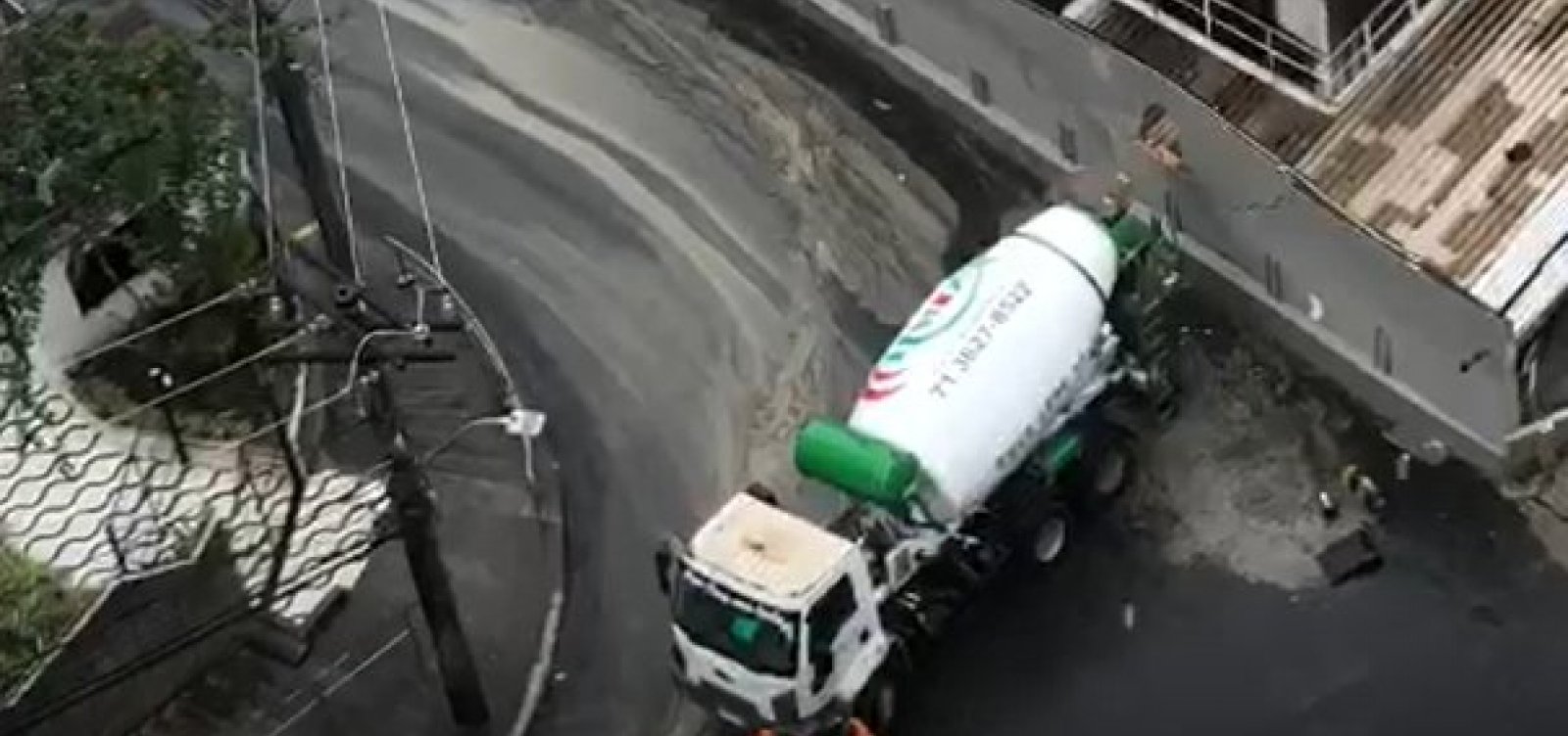 Motorista de caminhão betoneira perde controle e atinge muro de mercado na Barra 