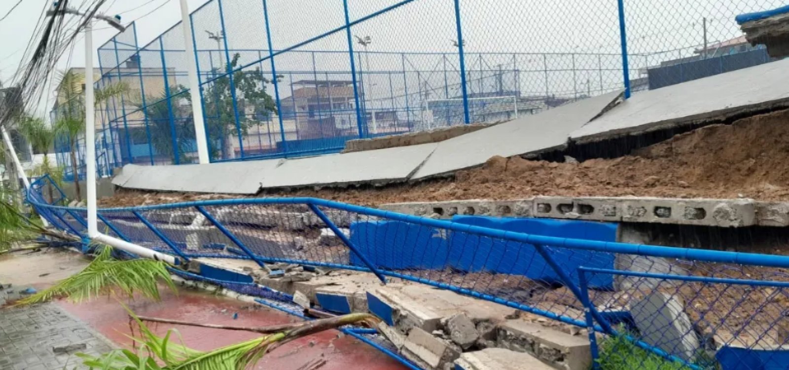 Parte de estrutura de complexo esportivo cede devido às chuvas em Salvador 