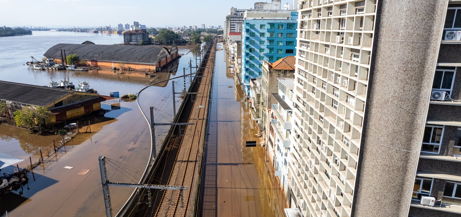 Nível do Guaíba volta a 4 metros e Porto Alegre utiliza sacos de areia para contenção de enchentes