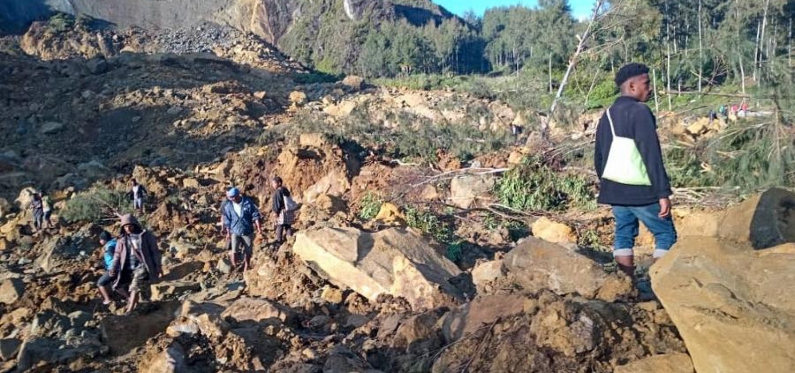 Deslizamento em Papua-Nova Guiné soterrou cerca de 300 pessoas e mais de mil casas