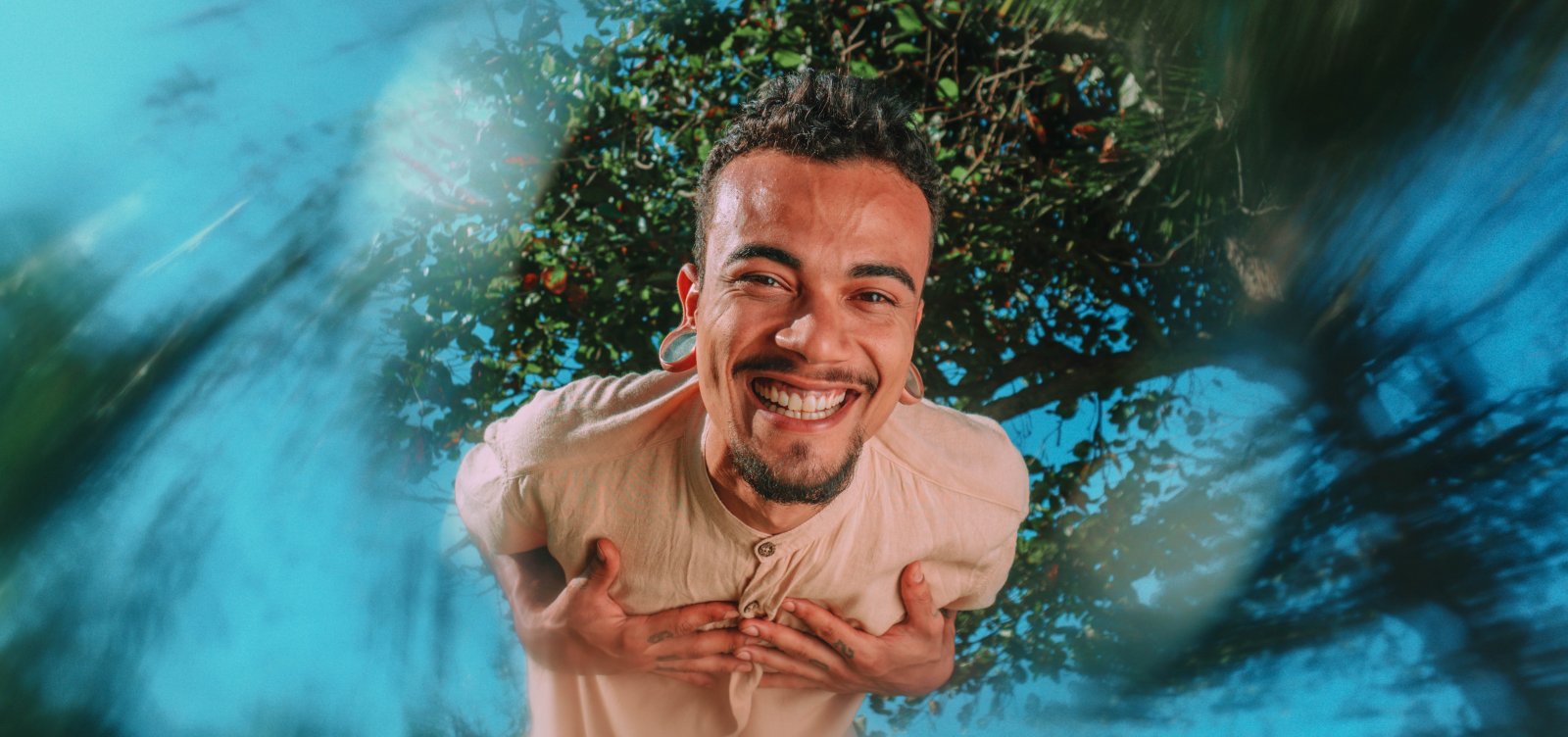 Felipe Barros faz show com convidados no Entre Folhas e Ervas, no Largo da Lapinha