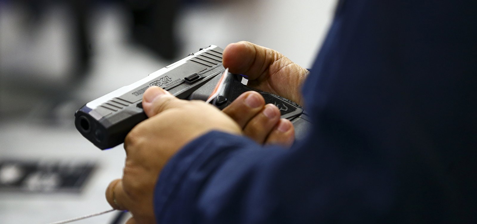 Em 10 anos, disparos de armas de fogo mataram mais negros que brancos no Brasil, aponta pesquisa