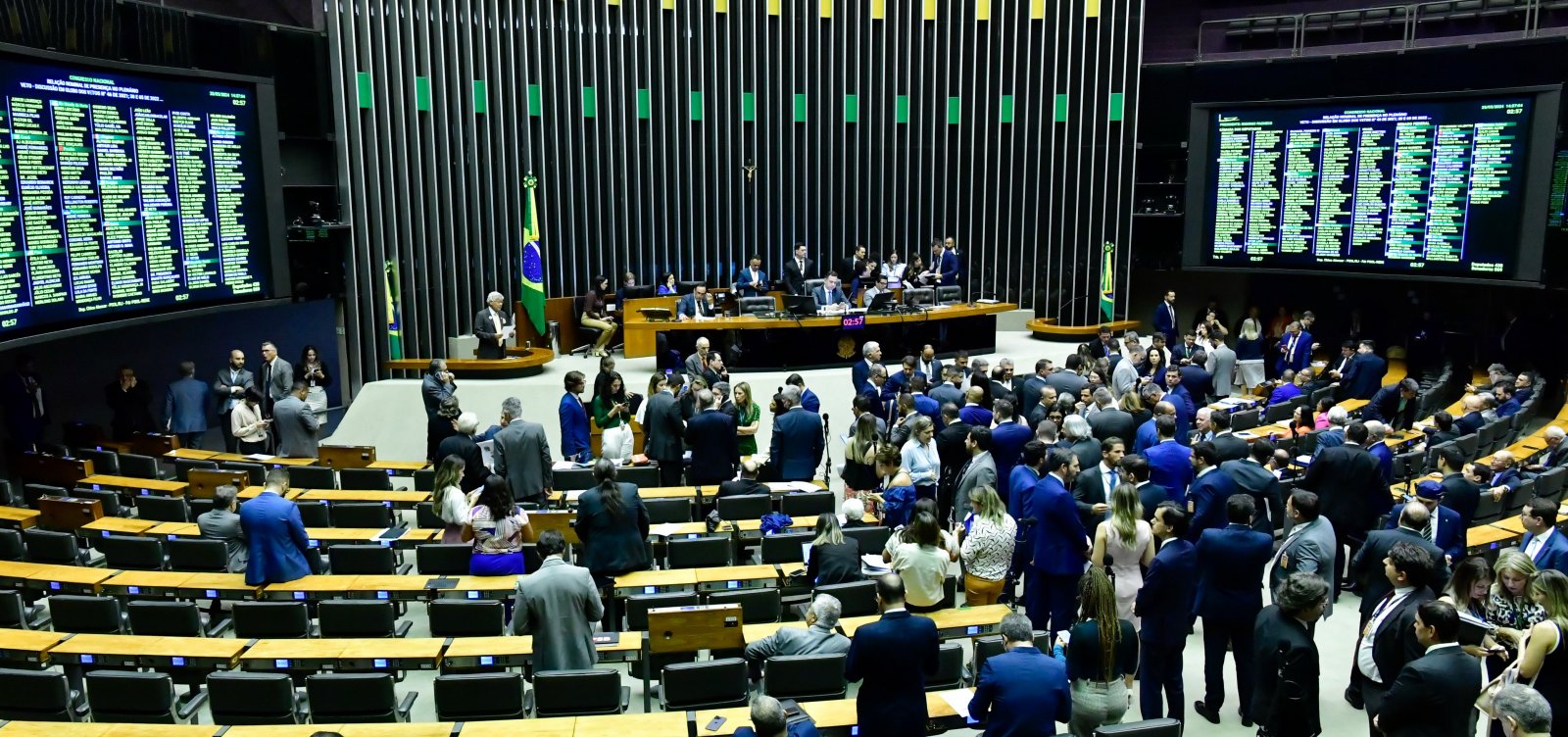 Em vitória da oposição, Congresso mantém veto de Bolsonaro a lei que puniria fake news em eleições